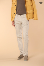 Torino pantalón chino hombre en tricotina de algodón fino y lyocell slim fit ①