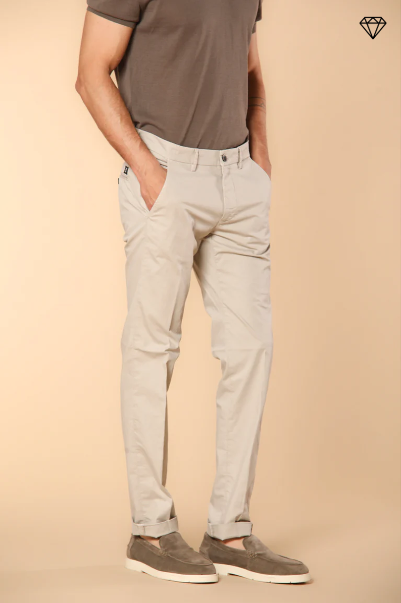Torino pantalón chino hombre en tricotina de algodón fino y lyocell slim fit ①