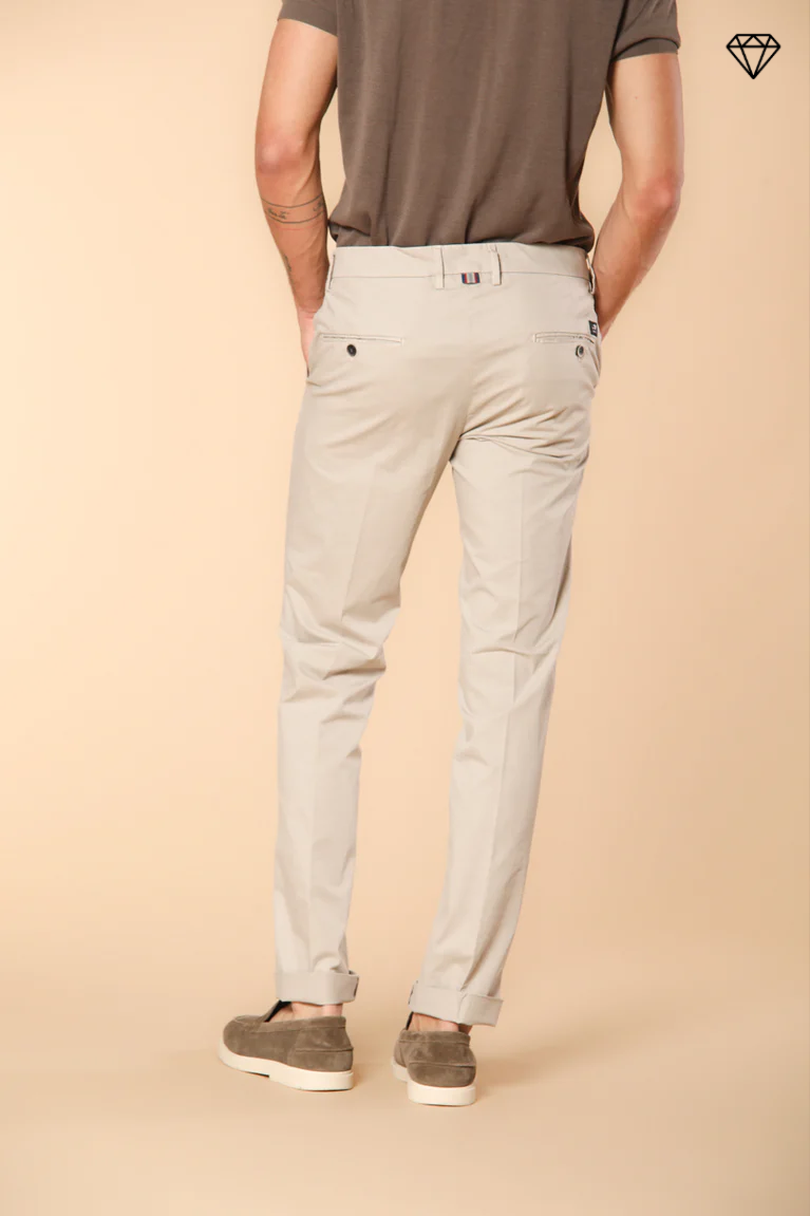 Torino pantalón chino hombre en tricotina de algodón fino y lyocell slim fit ①