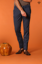 Torino pantalón chino hombre en tricotina de algodón fino y lyocell slim fit ①