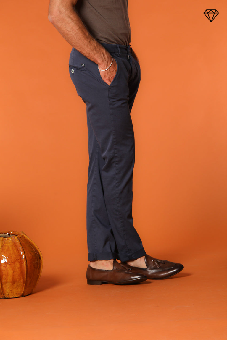 Torino pantalón chino hombre en tricotina de algodón fino y lyocell slim fit ①