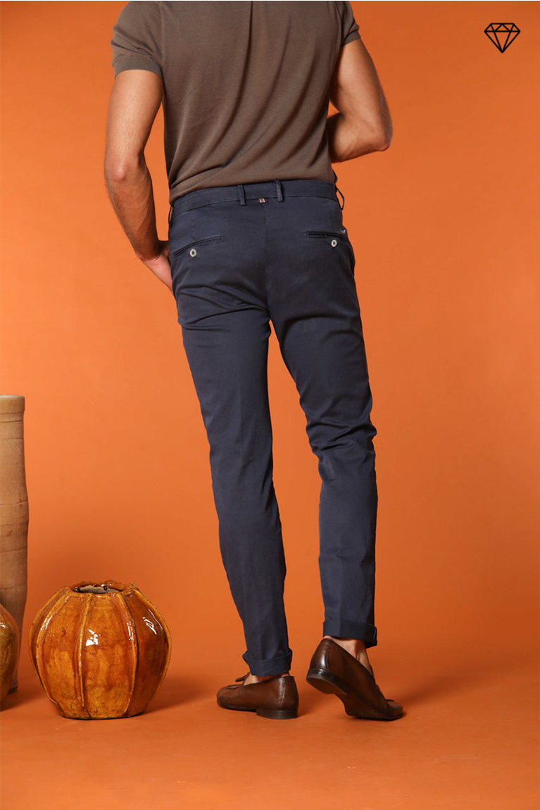 Torino pantalón chino hombre en tricotina de algodón fino y lyocell slim fit ①