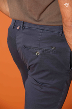 Torino pantalón chino hombre en tricotina de algodón fino y lyocell slim fit ①