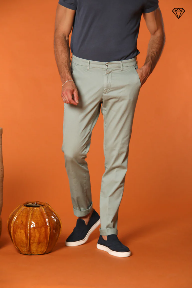 Torino pantalón chino hombre en tricotina de algodón fino y lyocell slim fit ①