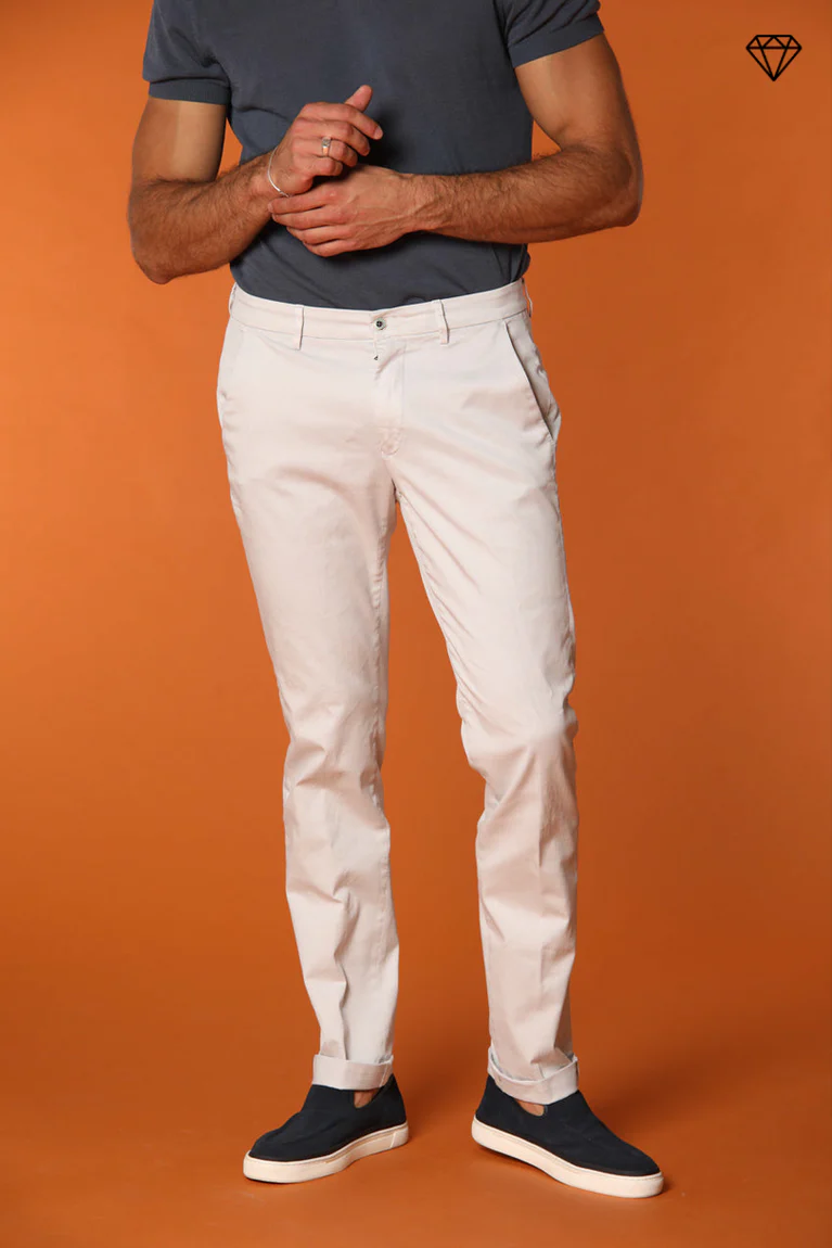 Torino pantalón chino hombre en tricotina de algodón fino y lyocell slim fit ①