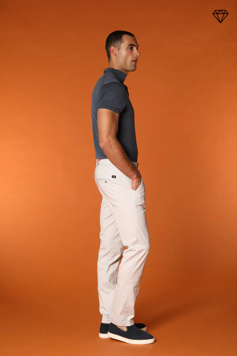 Torino pantalón chino hombre en tricotina de algodón fino y lyocell slim fit ①