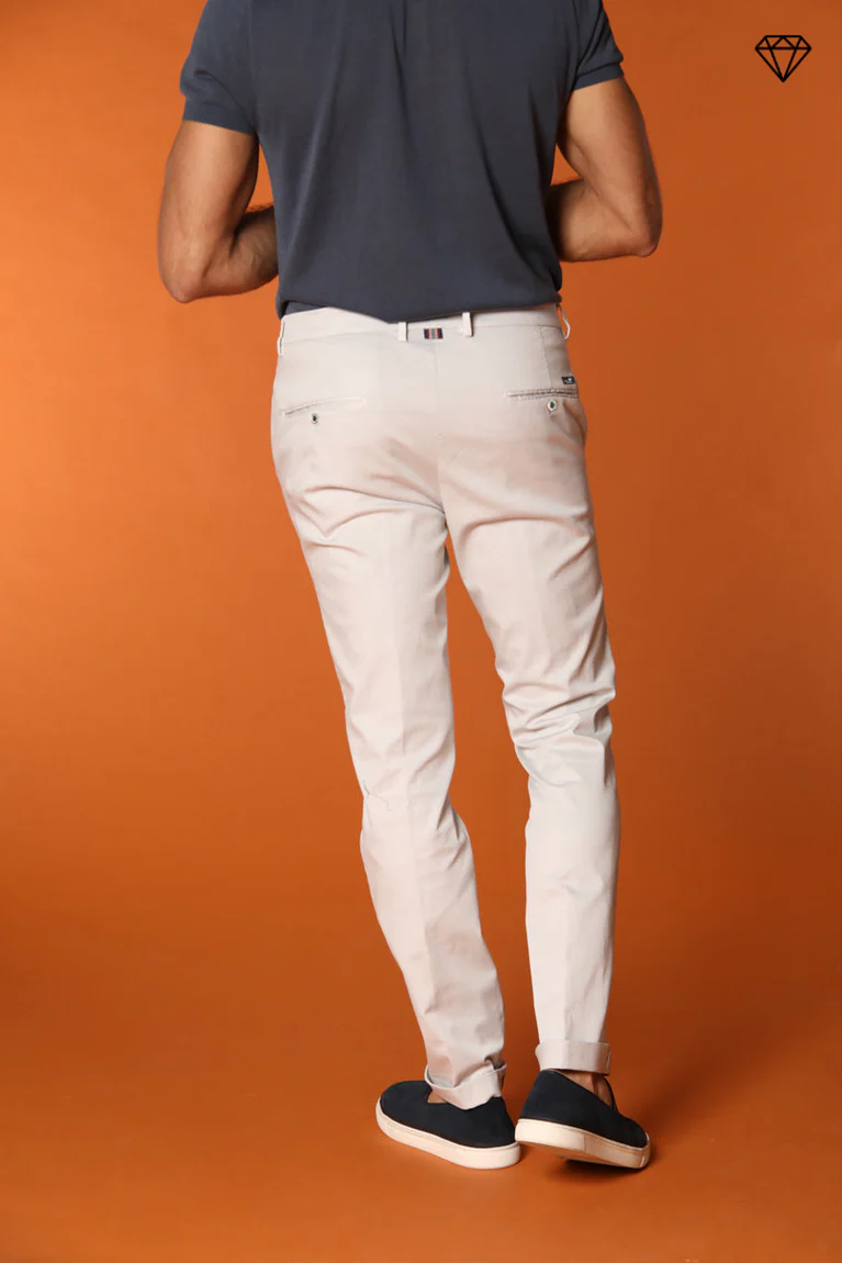 Torino pantalón chino hombre en tricotina de algodón fino y lyocell slim fit ①