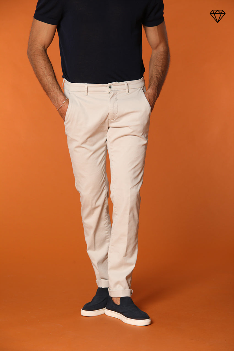 Torino pantalón chino hombre en tricotina de algodón fino y lyocell slim fit ①