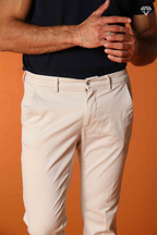 Torino pantalón chino hombre en tricotina de algodón fino y lyocell slim fit ①