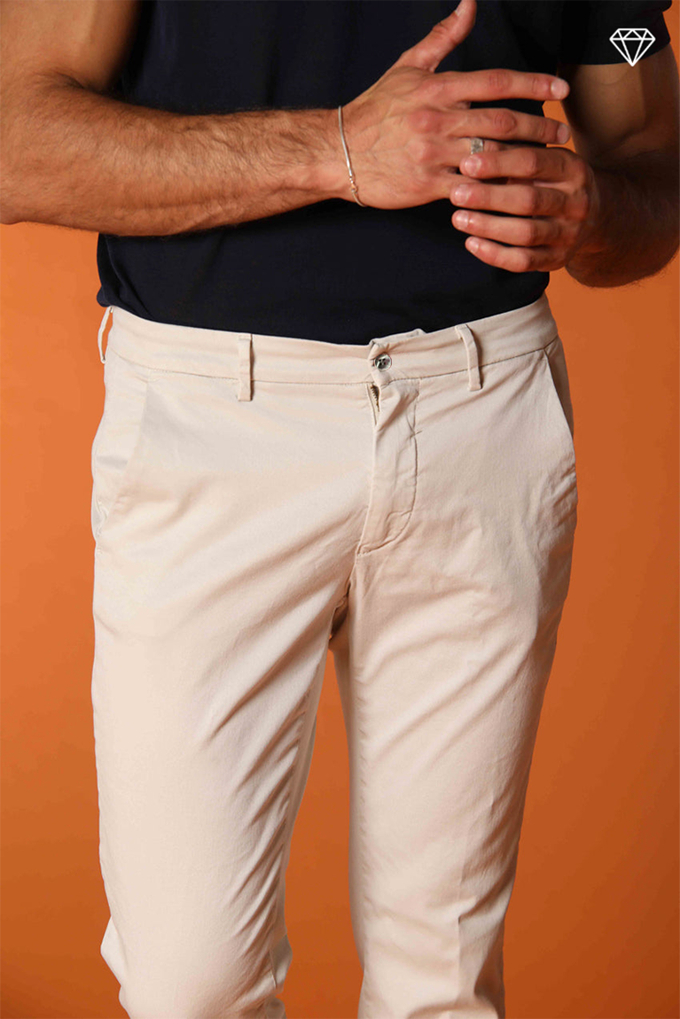Torino pantalón chino hombre en tricotina de algodón fino y lyocell slim fit ①
