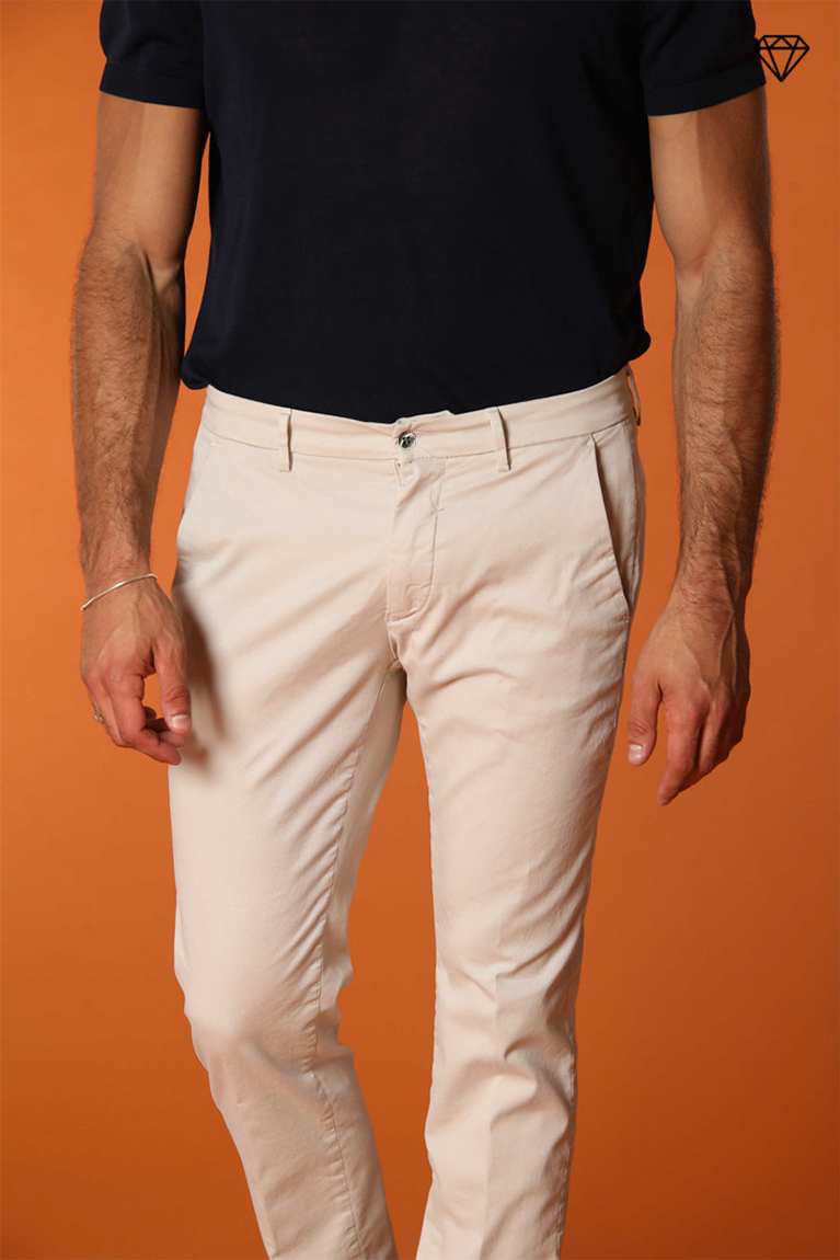 Torino pantalón chino hombre en tricotina de algodón fino y lyocell slim fit ①