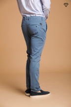 Torino pantalón chino hombre en tricotina de algodón fino y lyocell slim fit ①