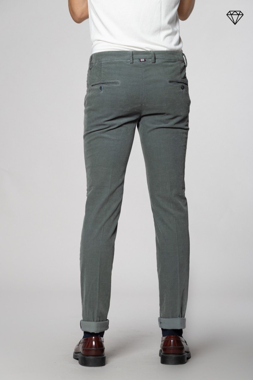 Torino Herren Chinohose aus 1500-Rippen Cord Slim Fit ①