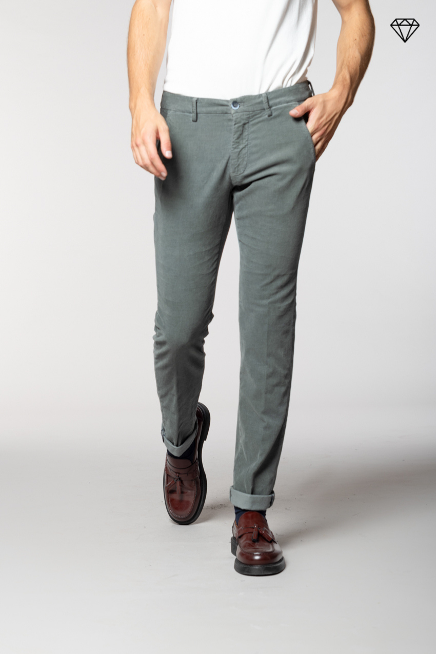 Torino Herren Chinohose aus 1500-Rippen Cord Slim Fit ①
