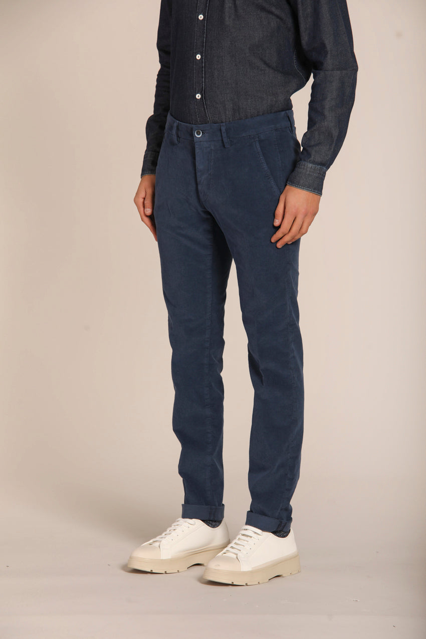 immagine 3 di pantalone chino uomo, modello Torino Style, in velluto 1500 righe, di colore blu navy fit slim di mason's