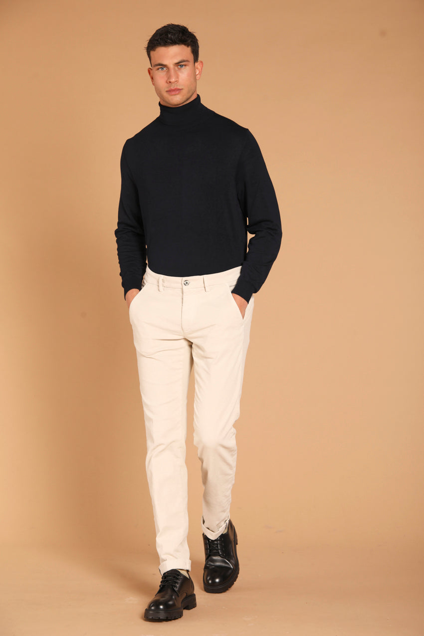 immagine 2 di pantalone chino uomo modello Torino Style, in velluto 1500 righe, di colore stucco, fit slim di mason's