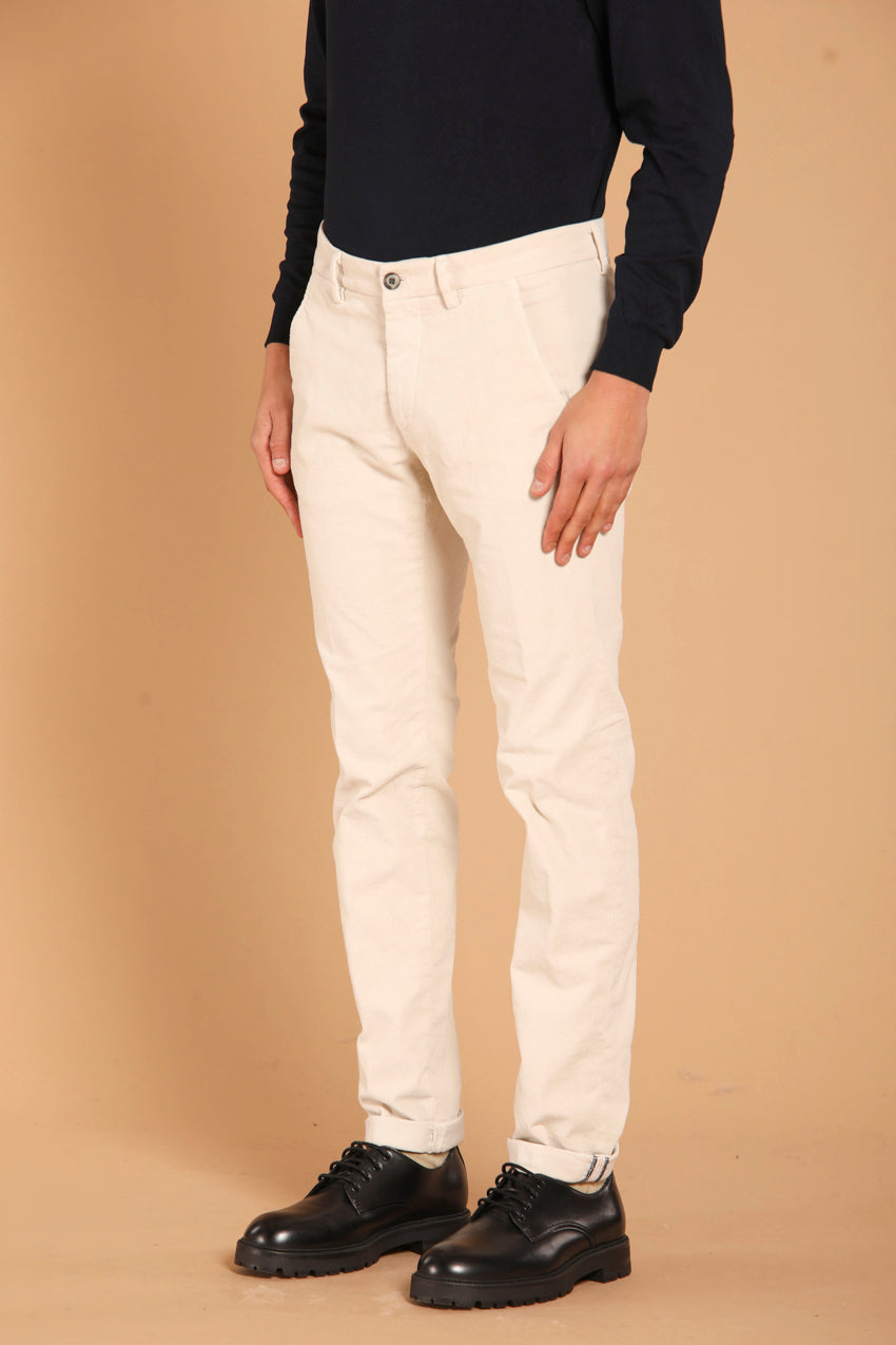 immagine 4 di pantalone chino uomo modello Torino Style, in velluto 1500 righe, di colore stucco, fit slim di mason's