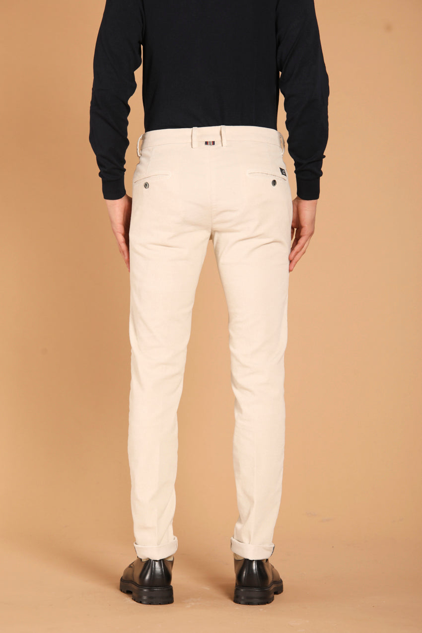 immagine 5 di pantalone chino uomo modello Torino Style, in velluto 1500 righe, di colore stucco, fit slim di mason's