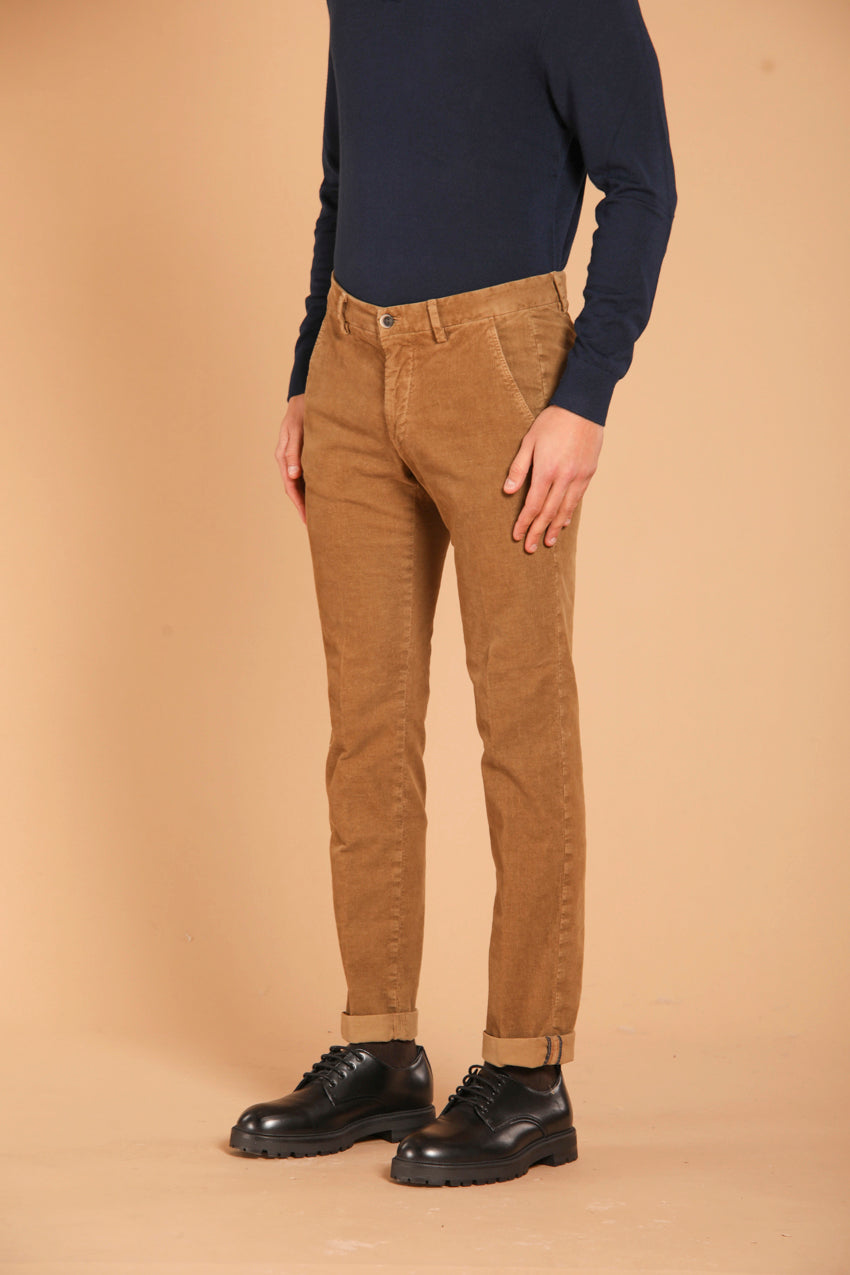 immagine 3 di pantalone chino uomo modello Torino Style, in velluto 1500 righe, di colore biscotto, fit slim di mason's