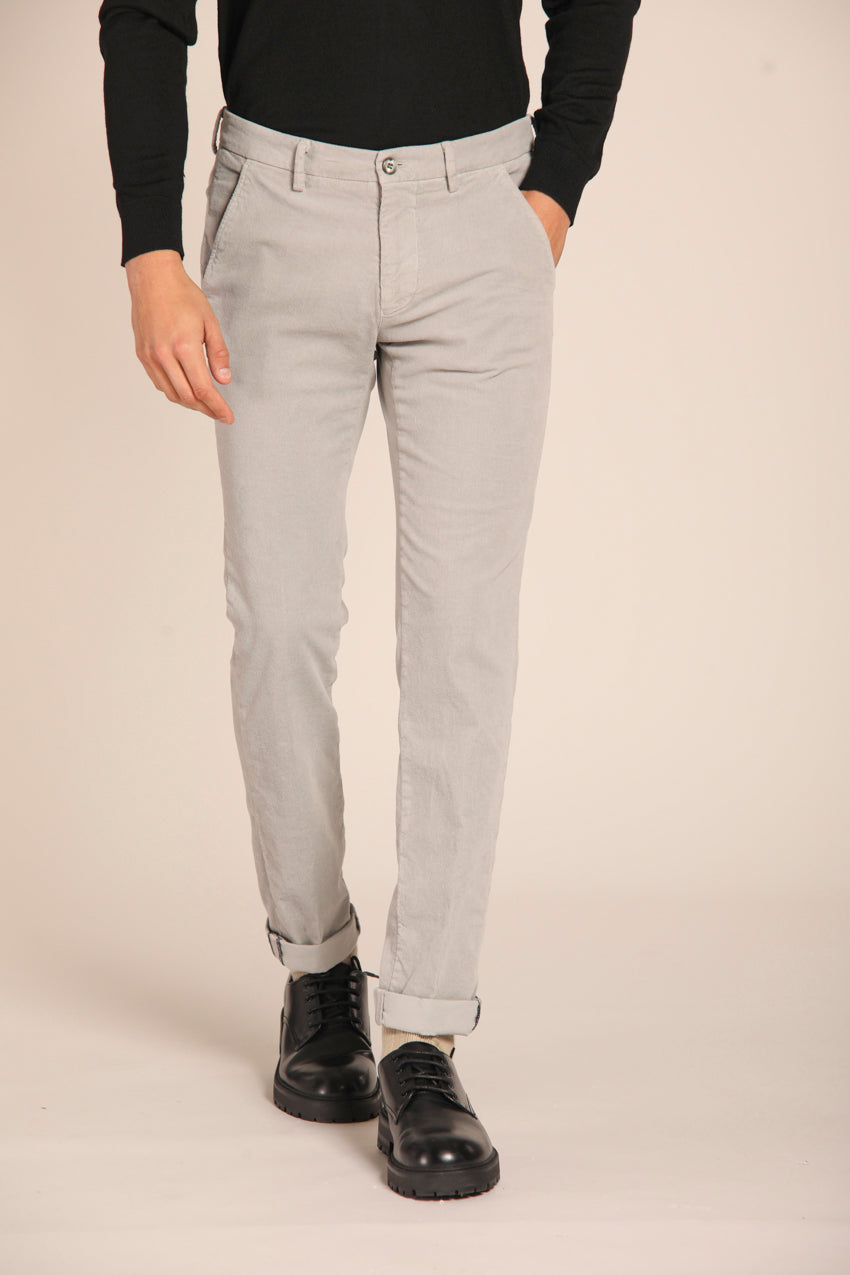 immagine 2 di pantalone chino uomo modello Torino Style, in velluto 1500 righe, di colore celestino, fit slim di mason's