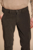 Torino pantalón chino hombre en pana 1500 líneas slim fit ①