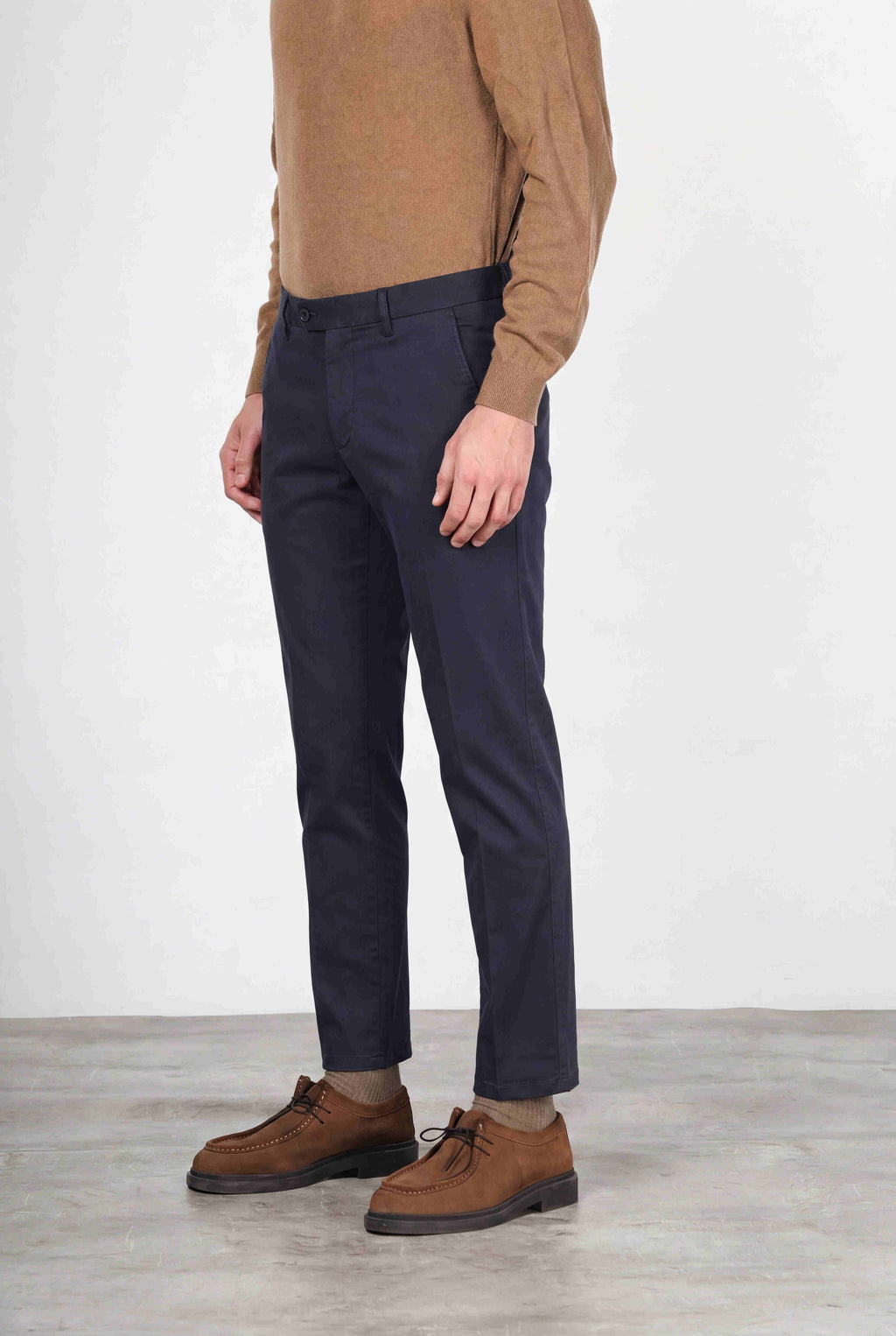 Torino Flex pantalón chino de hombre en satén, slim fit ①