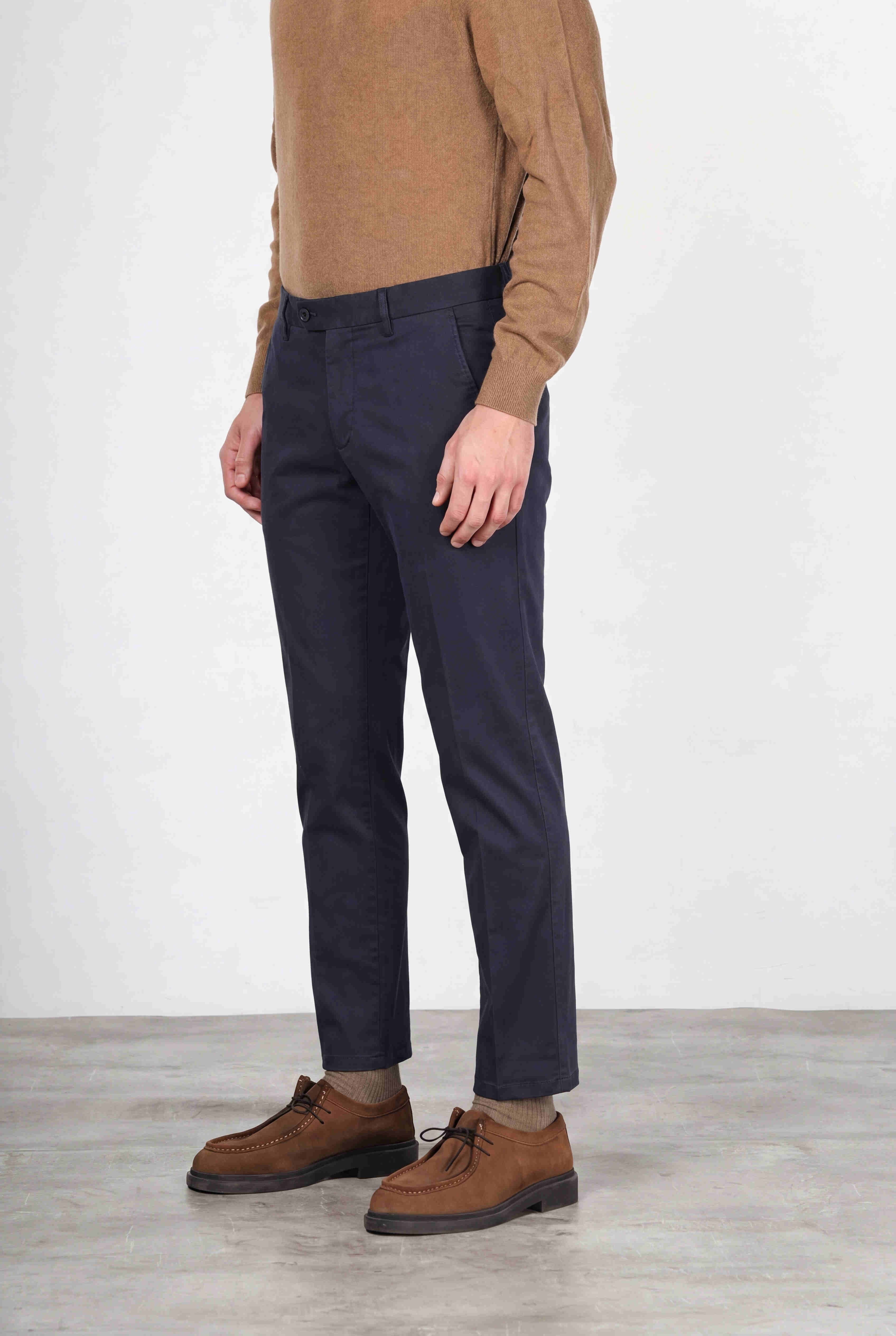 Torino Flex pantalón chino de hombre en satén, slim fit ①