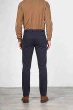 Torino Flex pantalón chino de hombre en satén, slim fit ①