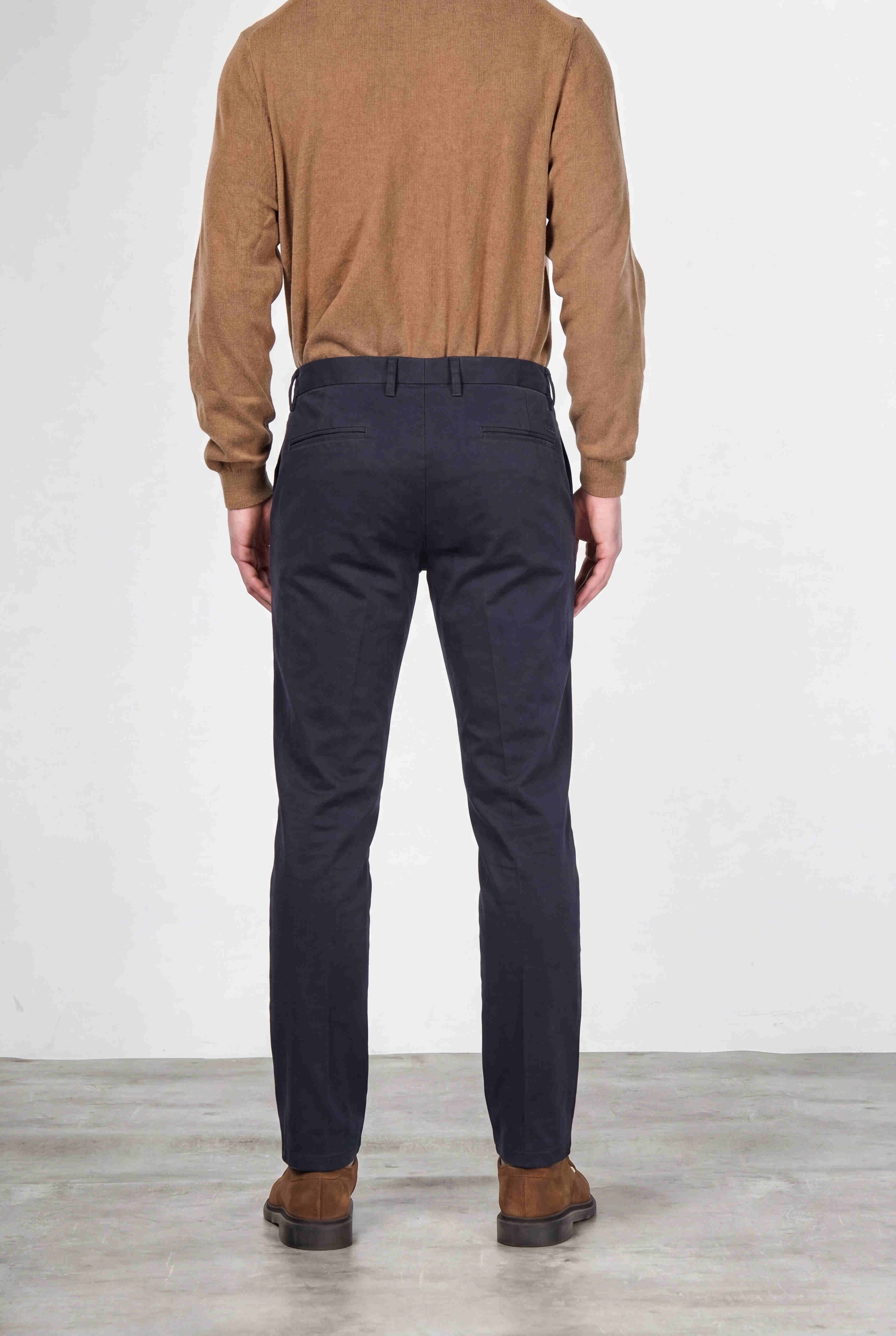 Torino Flex pantalón chino de hombre en satén, slim fit ①