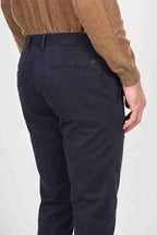 Torino Flex pantalón chino de hombre en satén, slim fit ①