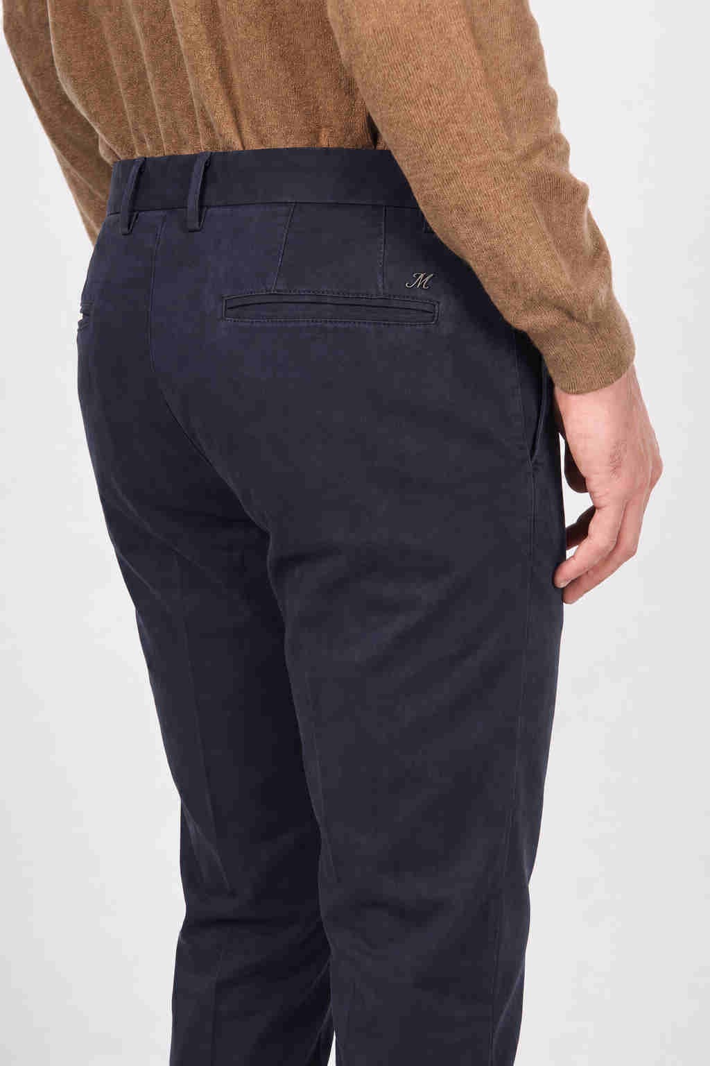 Torino Flex pantalón chino de hombre en satén, slim fit ①