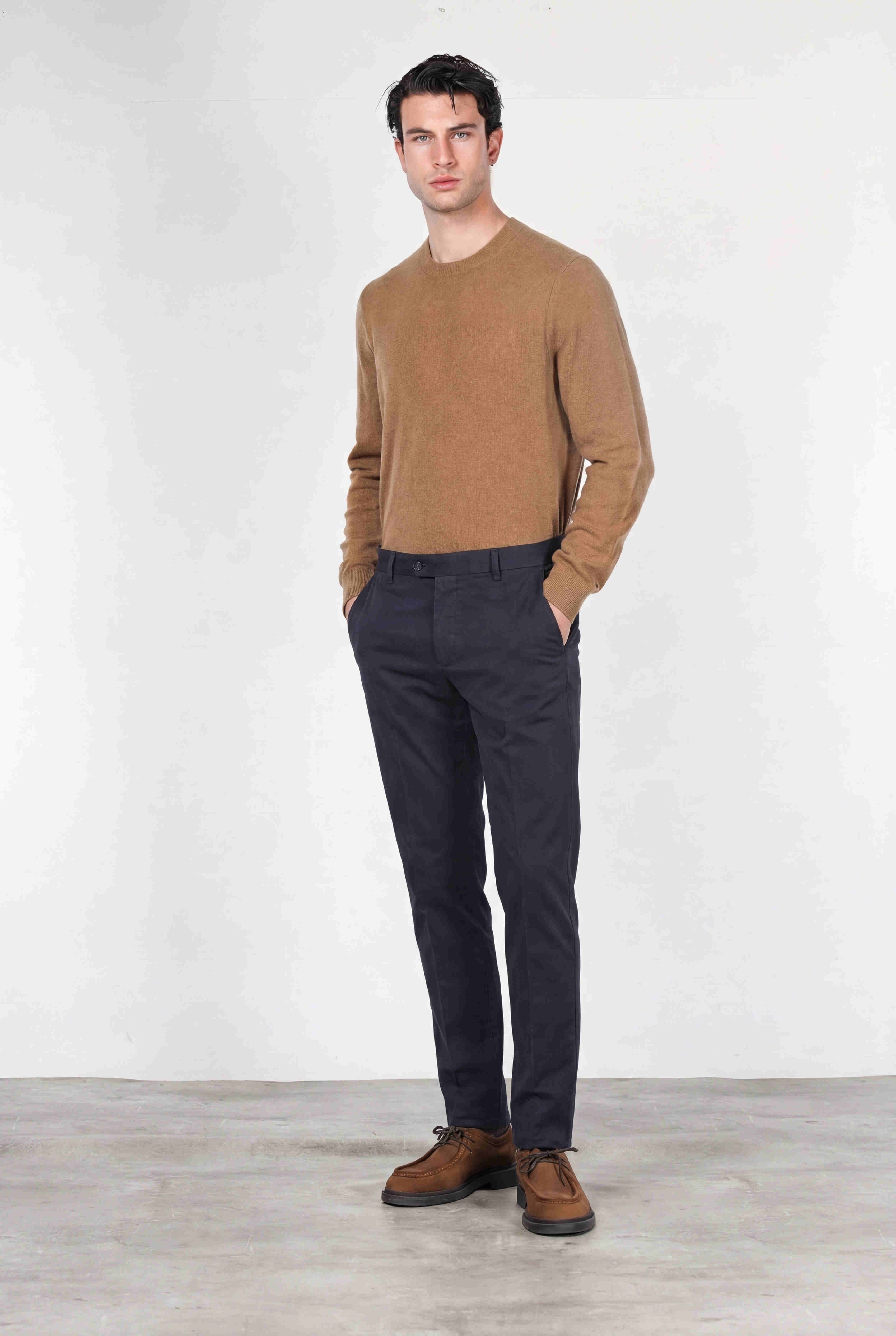 Torino Flex pantalón chino de hombre en satén, slim fit ①