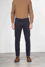 Torino Flex pantalón chino de hombre en satén, slim fit ①