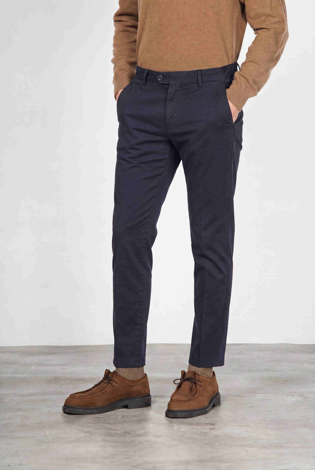 Torino Flex pantalón chino de hombre en satén, slim fit ①