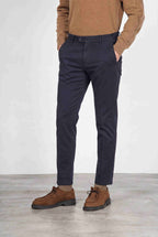 Torino Flex pantalón chino de hombre en satén, slim fit ①