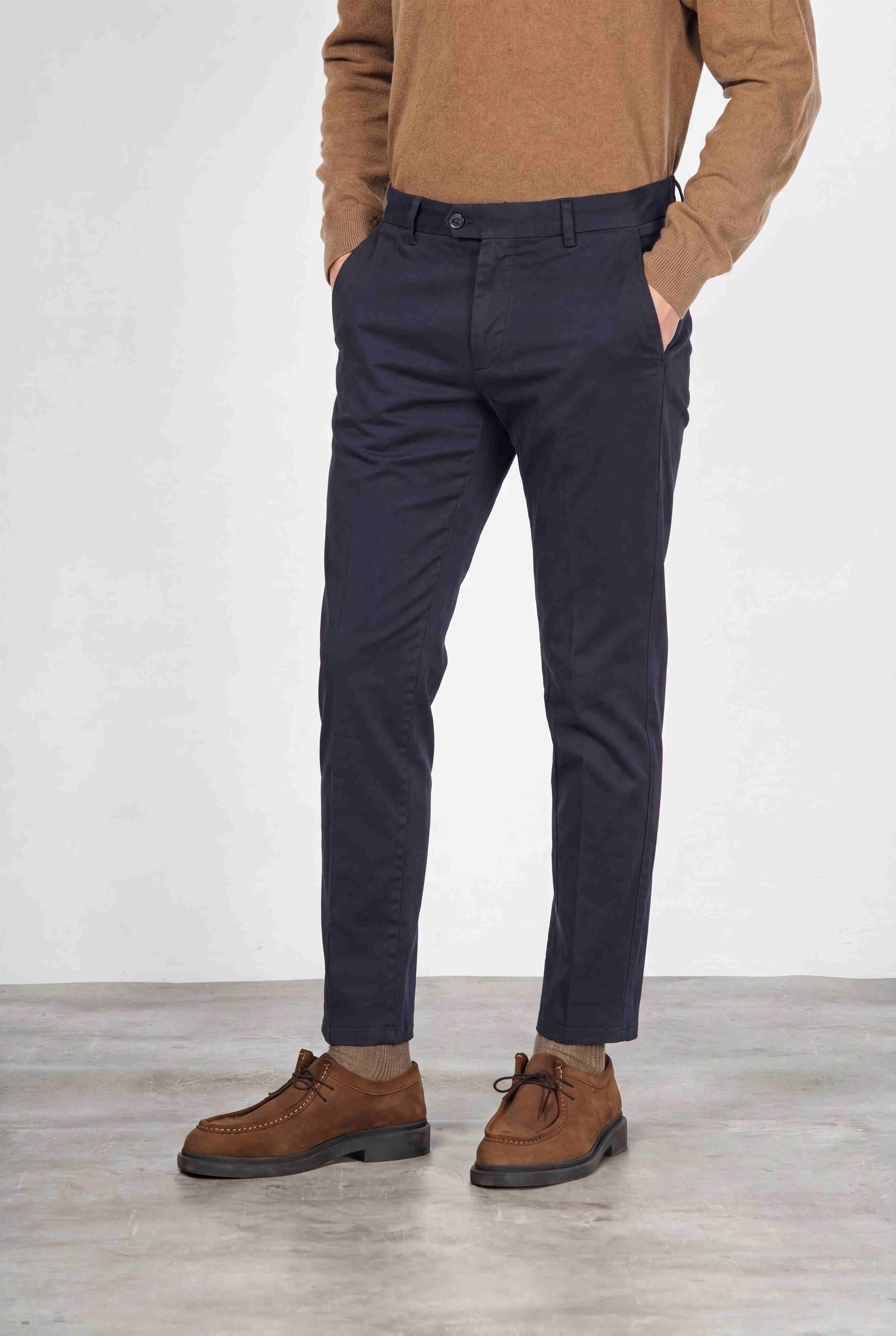 Torino Flex pantalón chino de hombre en satén, slim fit ①