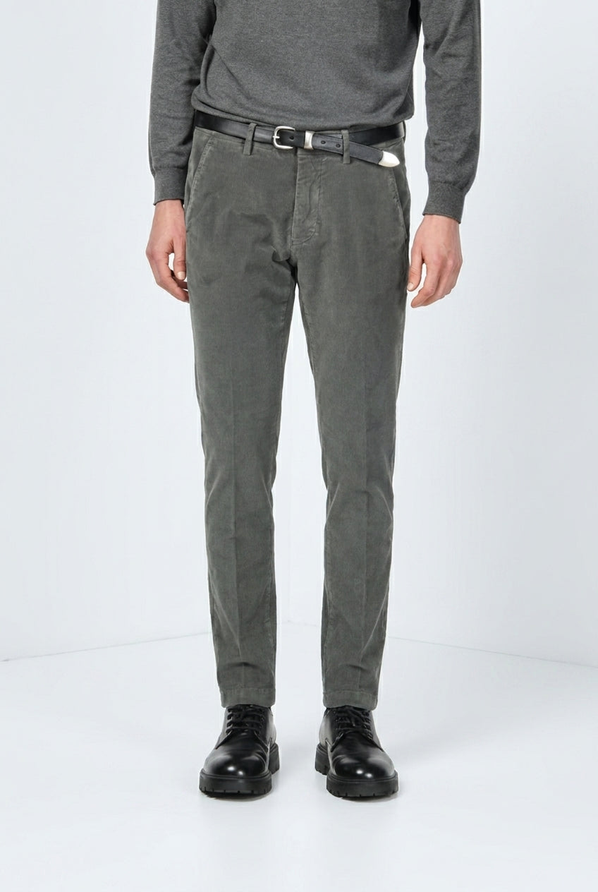 Torino pantalón chino de hombre en pana 1000 rayas, slim fit ①