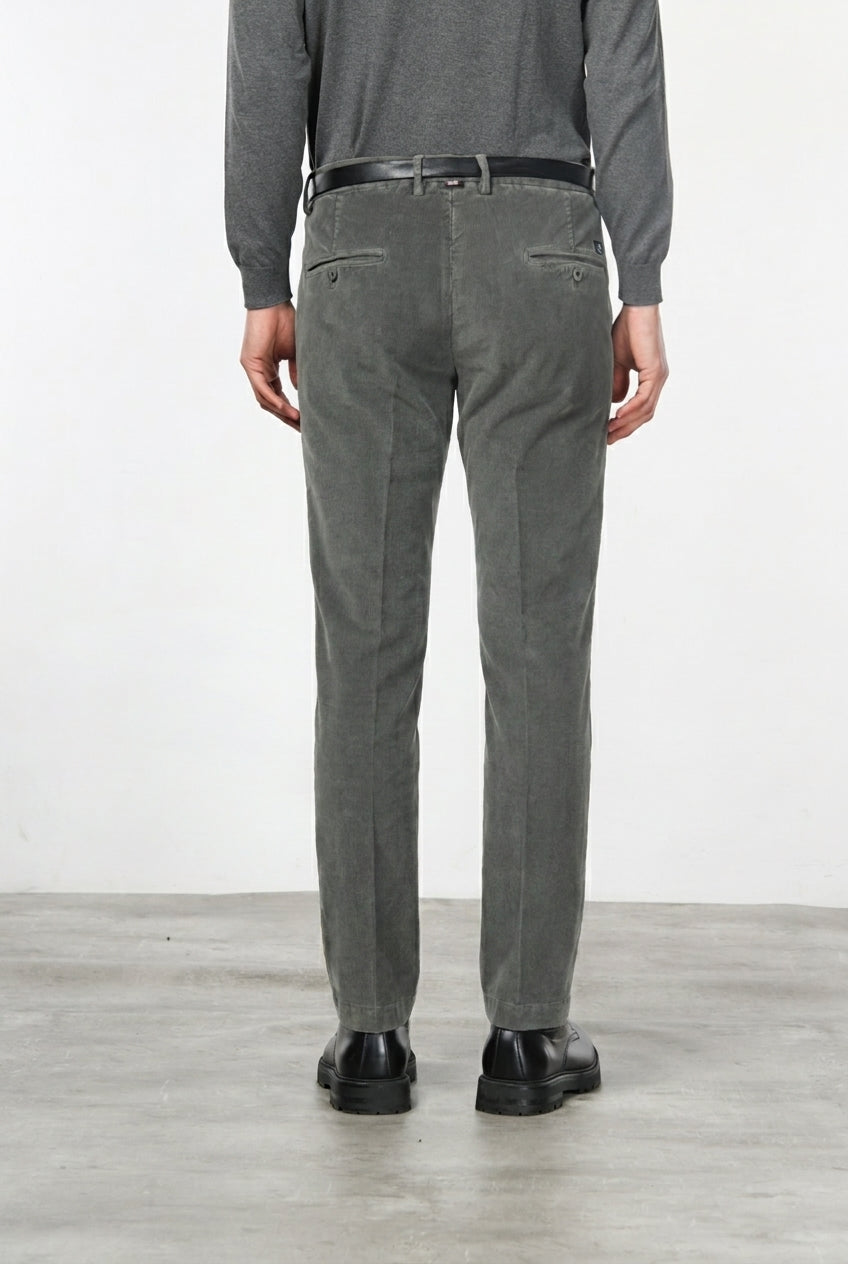 Torino pantalón chino de hombre en pana 1000 rayas, slim fit ①