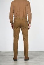 Torino Flex pantalón chino de hombre en satén, slim fit ①