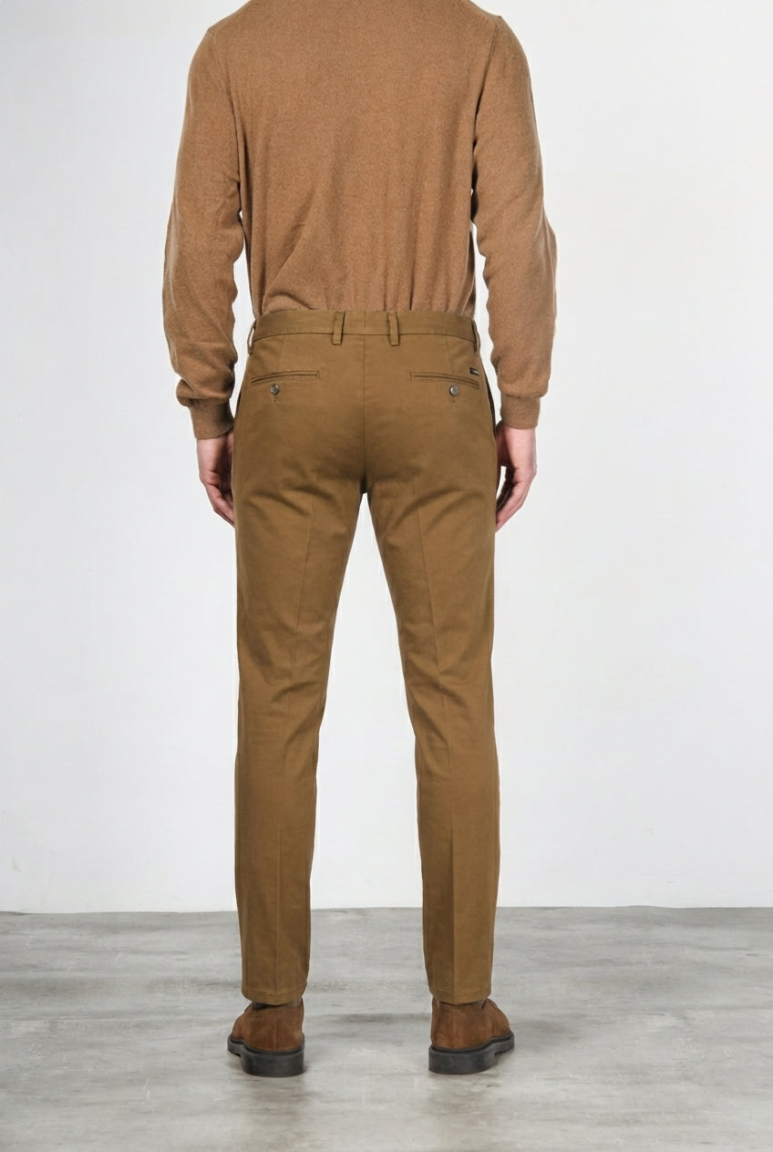 Torino Flex pantalón chino de hombre en satén, slim fit ①