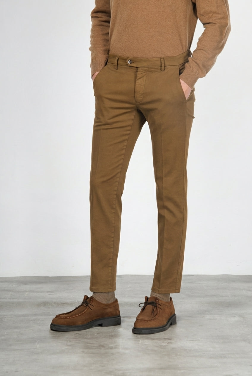 Torino Flex pantalón chino de hombre en satén, slim fit ①