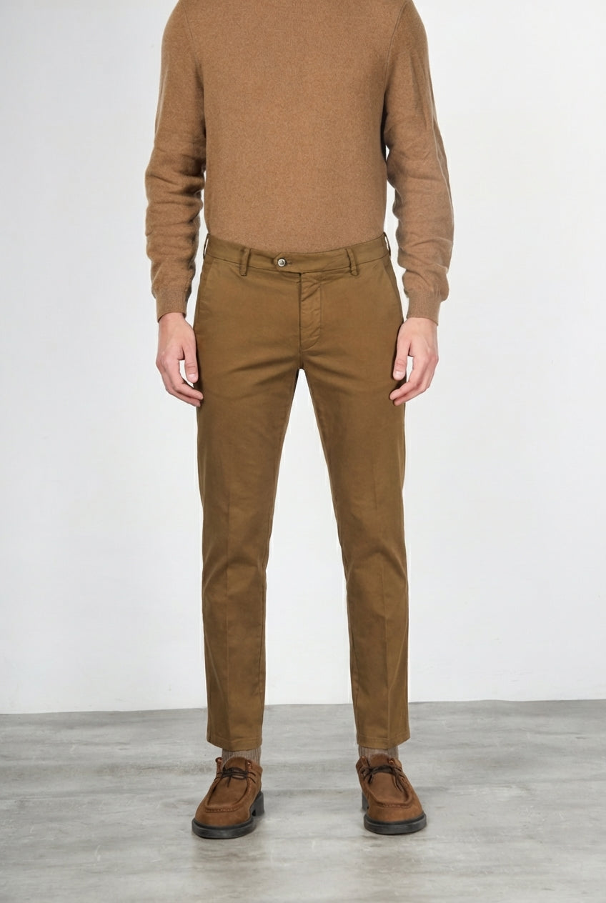 Torino Flex pantalón chino de hombre en satén, slim fit ①
