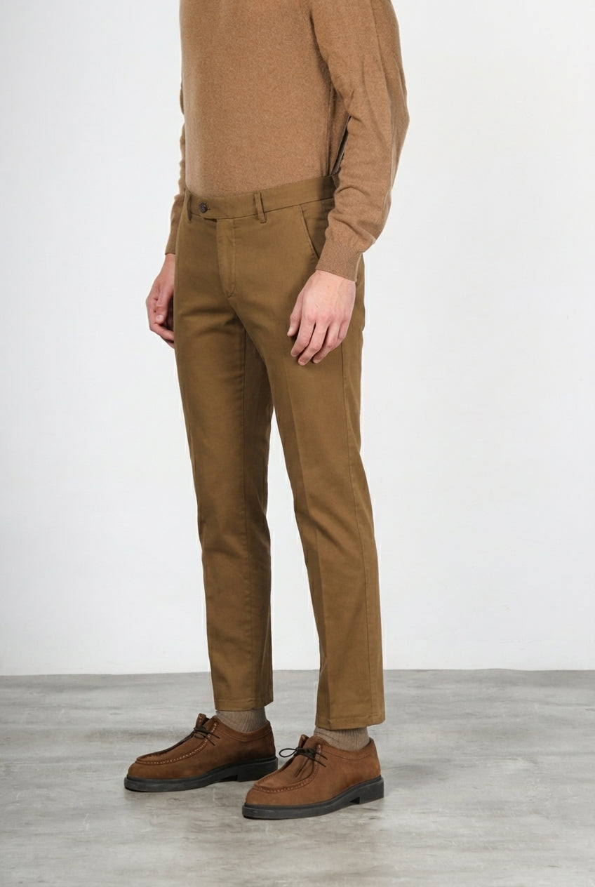Torino Flex pantalón chino de hombre en satén, slim fit ①