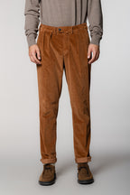 Boston 2 Pinces men’s chino trousers in 500 wale corduroy relaxed fit
