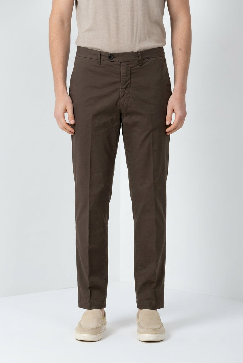 Boston pantalón chino hombre en twill ligero stretch relaxed fit