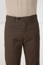 Boston pantalón chino hombre en twill ligero stretch relaxed fit
