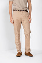 Boston pantalón chino hombre en twill ligero stretch relaxed fit