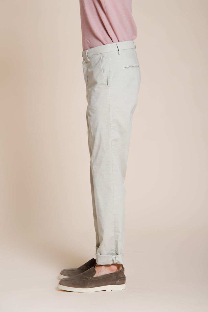 Boston pantalón chino hombre en twill ligero stretch relaxed fit