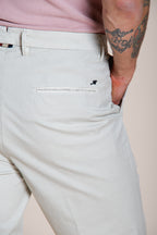 Boston pantalón chino hombre en twill ligero stretch relaxed fit