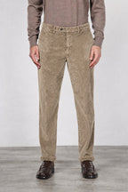 Paris pantalón chino de hombre en terciopelo de pana ancha carrot fit
